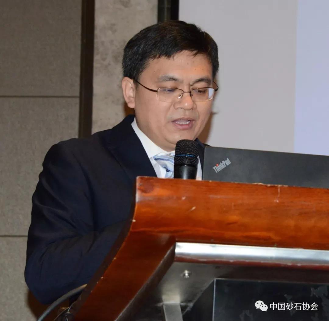中铁道科学研究院铁道建筑研究所李化建主持会议 